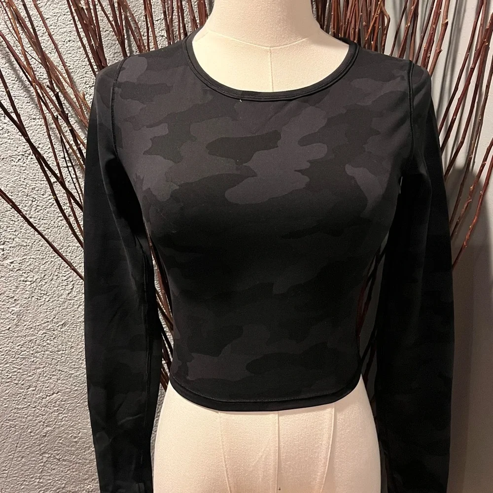 🌺LULULEMON WUNDER TRAIN BLACK CAMO CROPPED SHIRT SIZE 2🌺
